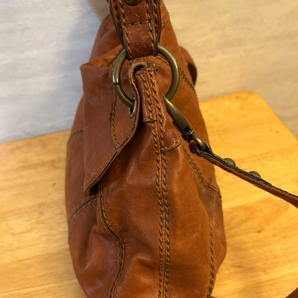 Fossil Rustic Brown Leather 2 in 1 Crossbody/ Shoulder Bag with Vintage Appeal - Picture 2 of 14